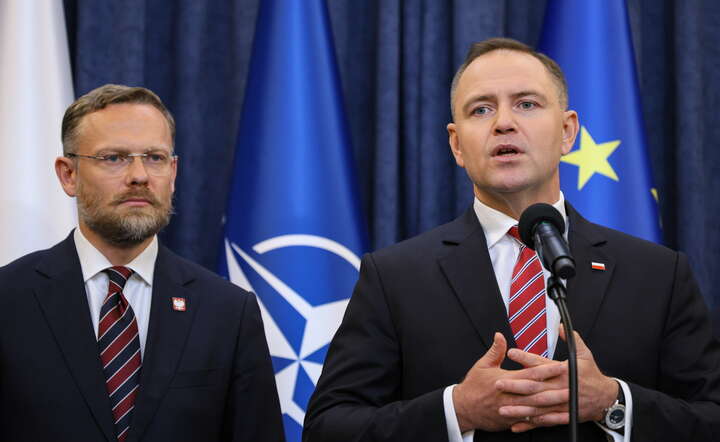 Prezydent RP Karol Nawrocki (P) wygłasza oświadczenie w Pałacu Prezydenckim w Warszawie, 21 bm. Obok szef Kancelarii Prezydenta RP Zbigniew Bogucki (L) / autor: PAP/Paweł Supernak