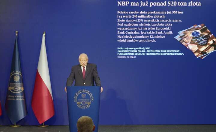 Prezes NBP prof. Adam Glapiński na konferencji prasowej, 9 października 2025 / autor: YT @nbppl - screen