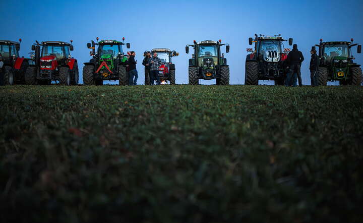 Swiss farmers organize themselves to form a giant 'SOS' distress signal / autor: PAP/EPA/VALENTIN FLAURAUD
