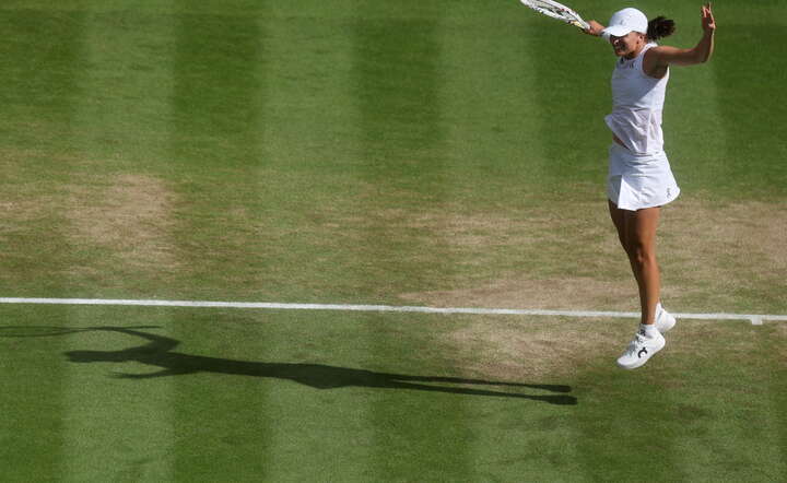 Iga Świątek po ostatniej wygranej piłce pofrunęła nad trawą kortu w Wimbledonie / autor: PAP/EPA/NEIL HALL
