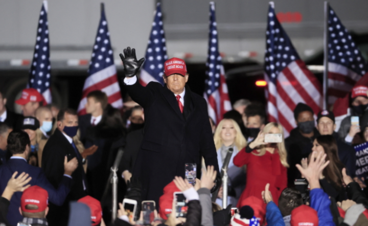 Prezydent USA podczas wiecu wyborczego na lotnisku regionalnym Kenosha w Kenosha, Wisconsin, USA, 2.11 / autor: PAP/EPA/TANNEN MAURY