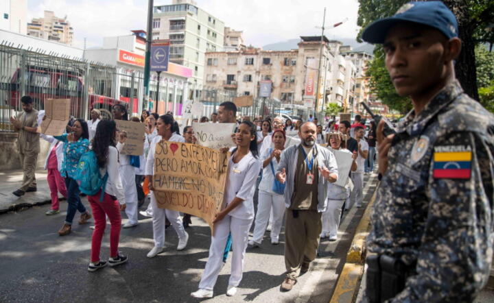 Pielęgniarki i lekarze protestują na ulicach Caracas żądając podwyżek - jedna z wielu demonstracji w stolicy kraju / autor: fot. PAP/EPA/Miguel Gutierrez