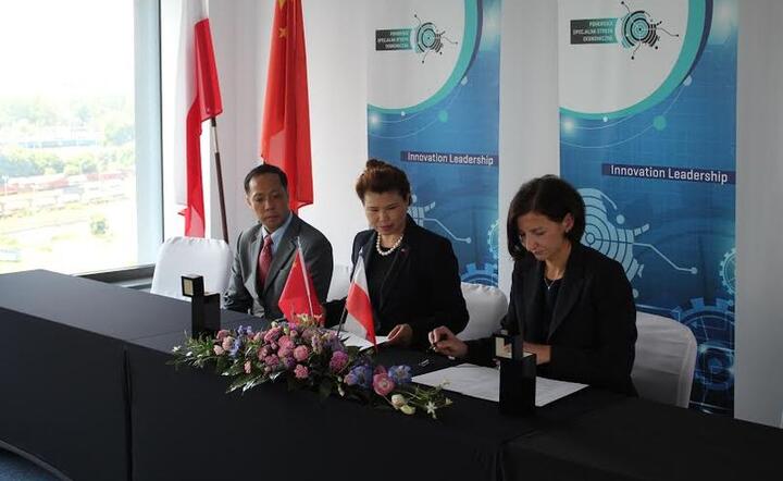 Shirley Xu (w centrum) podpisuje umowę o strategicznej współpracy z Lotos Kolej, w Gdyni, fot. Anna Pogorzelska, PSSE