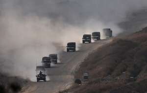 Izraelskie pojazdy pancerne / autor: PAP/EPA/ATEF SAFADI