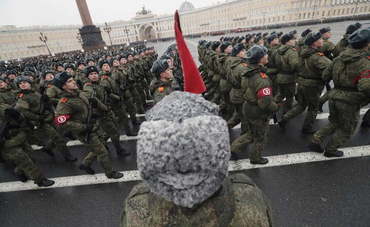 Kolumna wojsk rosyjskich ćwiczy w Petersburgu przed defiladą z okazji Dnia Zwycięstwa 9 maja  / autor: PAP/EPA/ANATOLY MALTSEV 