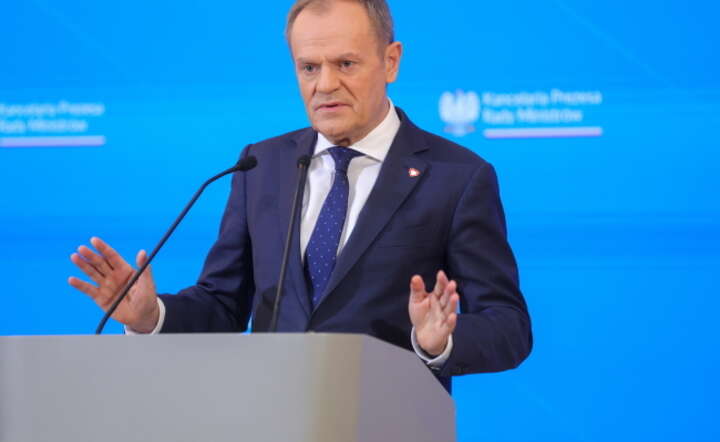 Premier Donald Tusk podczas konferencji prasowej po posiedzeniu rządu / autor: PAP/Rafał Guz