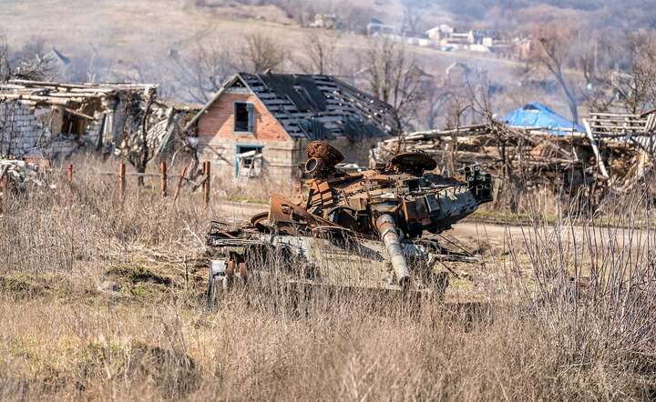 Pobojowisko ze zniszczonym czołgiem na Ukrainie, marzec 2023 r. / autor: Fratria / AS