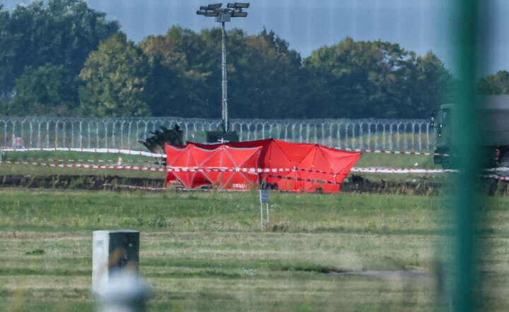 Miejsce katastrofy F-16 na terenie 42. Bazy Lotnictwa Szkolnego w Radomiu / autor: PAP/Paweł Supernak