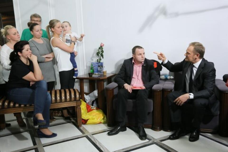 Premier Donald Tusk spotkał się z bardzo chłodnym przyjęciem przez protestujących w Sejmie rodziców i opiekunów niepełnosprawnych dzieci. Fot. PAP/Paweł Supernak