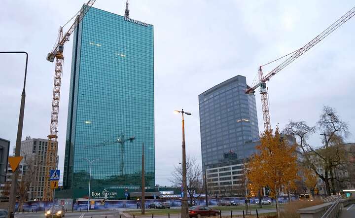 Charakterystyczna bryła i kolor fasady drapacza chmur Intraco (L) była symbolem nowoczesności Warszawy drugiej połowy lat 70. / autor: Fratria / MK