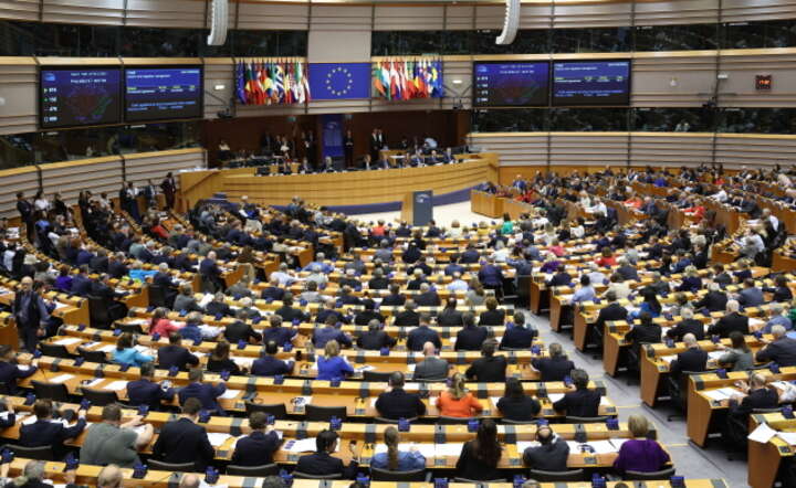 Parlament Europejski głosuje Pakt migracyjny / autor: PAP/EPA/OLIVIER HOSLET