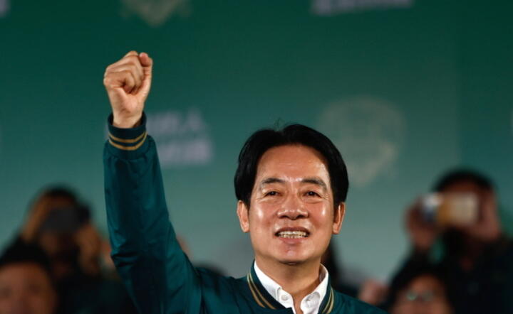 Kandydat rządzącej na Tajwanie DPP Lai Ching-te świętuje triumf wyborczy / autor: PAP/ EPA/DANIEL CENG 