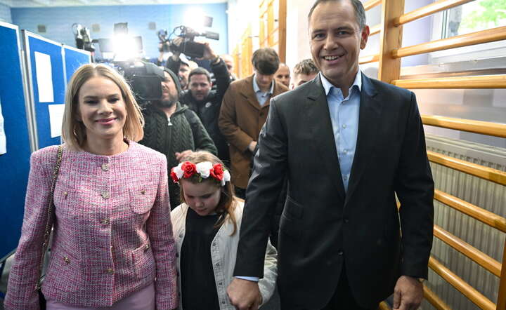 Karol Nawrocki (P) z żoną Martą Nawrocką (L) po głosowaniu w lokalu wyborczym w Gdańsku / autor: PAP/Adam Warżawa
