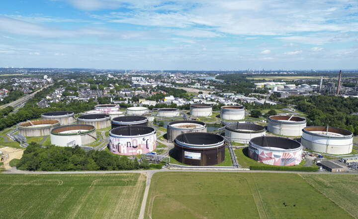 Magazyny ropy koncernu Shell w okolicy Kolonii (Niemcy) / autor: PAP/EPA/Christopher Neundorf