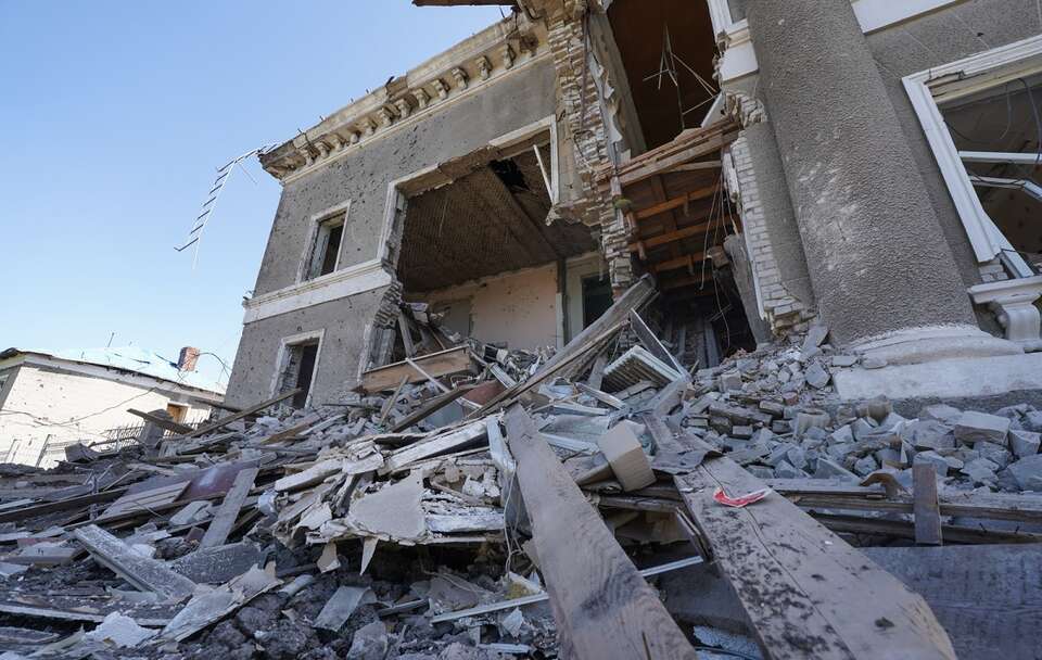 Zniszczenia po rosyjskim ataku pociskami kierowanymi w miejscowości Zołocziw w obwodzie charkowskim / autor: PAP/Mykola Kalyeniak