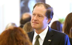 Mark Brzezinski w 2014 r. / autor: US Embassy Sweden, CC BY 2.0 <https://creativecommons.org/licenses/by/2.0>, via Wikimedia Commons