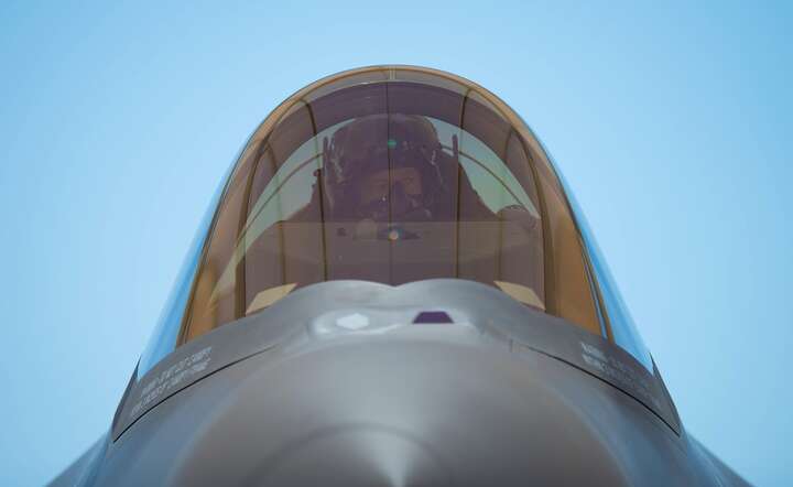 Pilot w kabinie myśliwca F-35 / autor: Pixabay