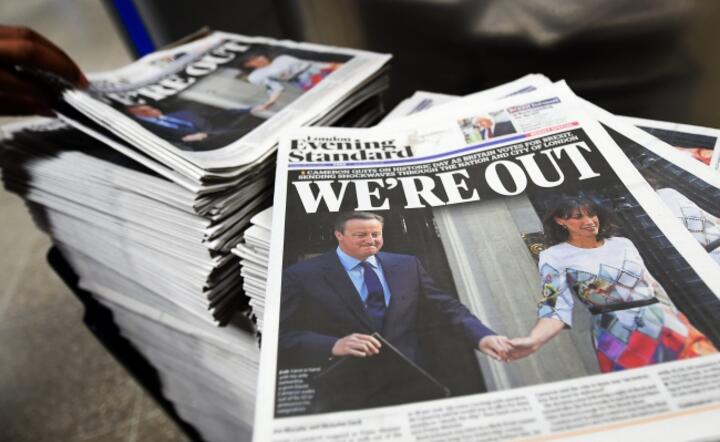 Nagłówki wydań nadzwyczajnych gazet w Wielkiej Brytanii informują o zamiarze ustąpienia Davida Camerona, fot. PAP/EPA/ANDY RAIN 