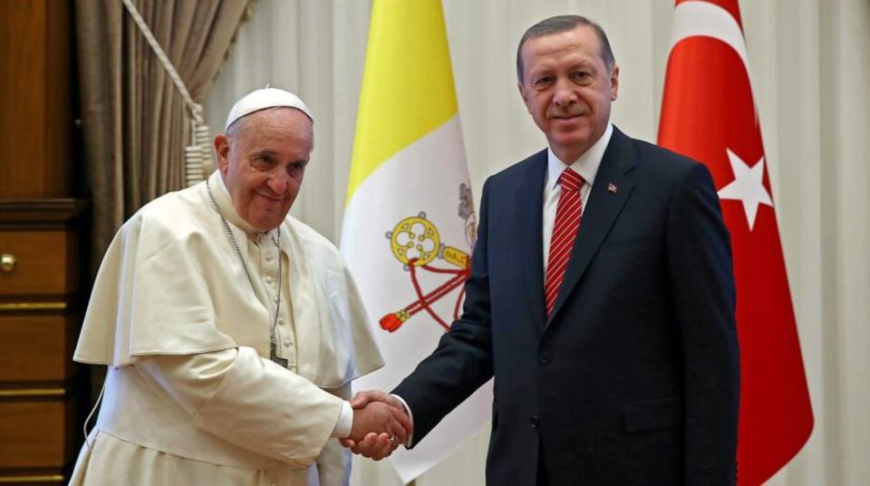 Fot. PAP/EPA/PRESIDENT PRESS OFFICE / HANDOUT / Papież Franciszek i prezydent Recep Tayyip Erdoğan 