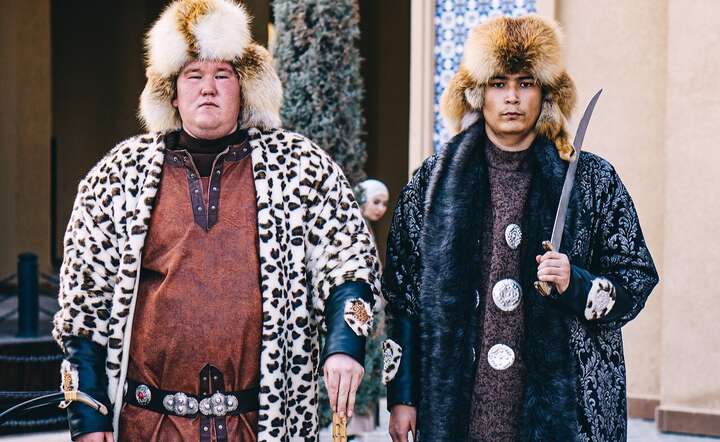 Kazachowie w tradycyjnych strojach wojowników z czasów chanatu z XVII-XVIII wieku / autor: Pixabay