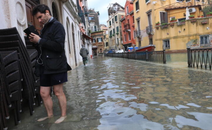 Nadzwyczaj wysoki przypływ wywołał ogromne zniszczenia i straty / autor: PAP/EPA/EMILIANO CRESPI
