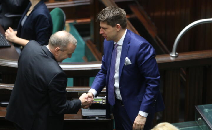 Grzegorz Schetyna, przewodniczący PO i Ryszard Petru, lider Nowoczesnej na sali obrad Sejmu, fot. PAP/Leszek Szymański
