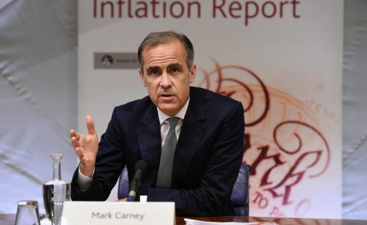 Mark Carney, szef Banku Anglii (BoE) na konferencji prasowej po posiedzeniu zarządu Banku i decyzji o obniżce stóp procentowych, fot. PAP/EPA/ANDY RAIN