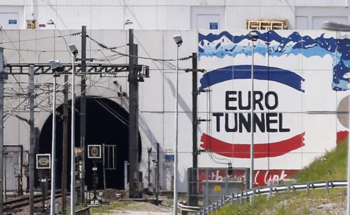 Imiganci blokując tunel pod kanałem La Manche przyczyniają się do strat biznesu transportowego