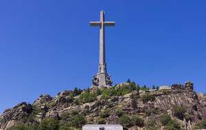 Krzyż w Dolinie Poległych / autor: Godot13/CC/WIkimedia Commons/https://creativecommons.org/licenses/by-sa/4.0