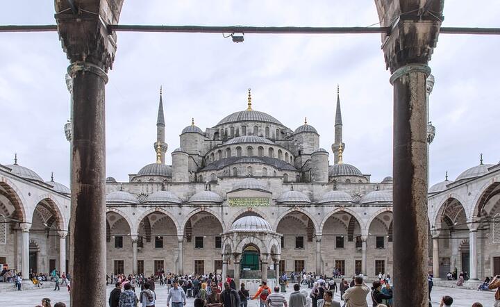 Spośród kierunków zagranicznych największą popularnością cieszy się Turcja (nz. zabtykowy meczet w Stambule) , którą wybierała prawie jedna czwarta klientów biur podróży / autor: Pixabay