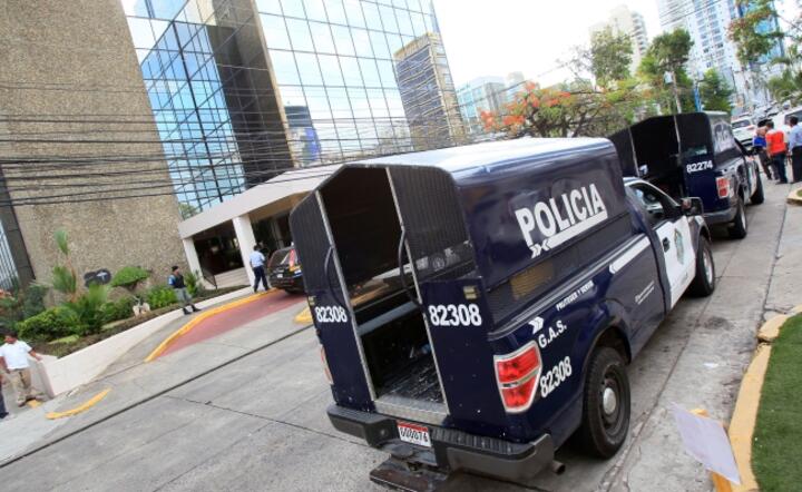 Policja panamska pod siedzibą kancelarii prawniczej Mossack Fonseca, fot. PAP/ EPA/Alejandro Bolivar