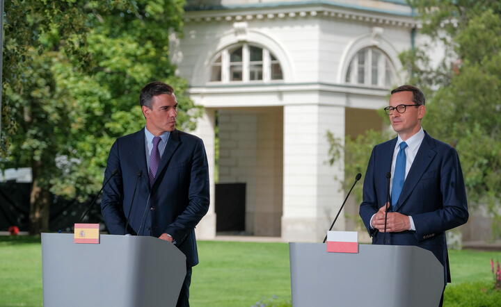 Premier Mateusz Morawiecki (P) i premier Hiszpanii Pedro Sanchez (L)  / autor: PAP/Mateusz Marek