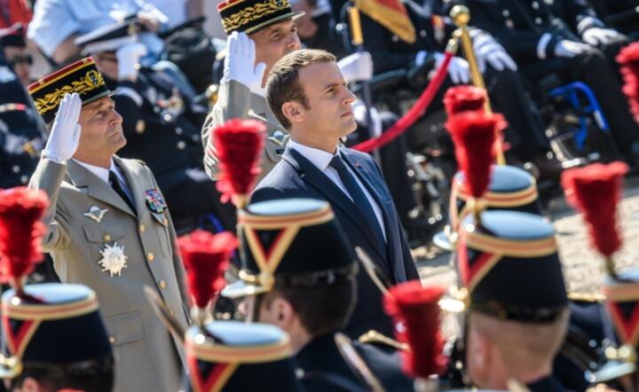 Prezydent Emmanuel Macron na niedzielnej defiladzie ku czci weteranów, fot. PAP/EPA Christophe Petit Tesson 