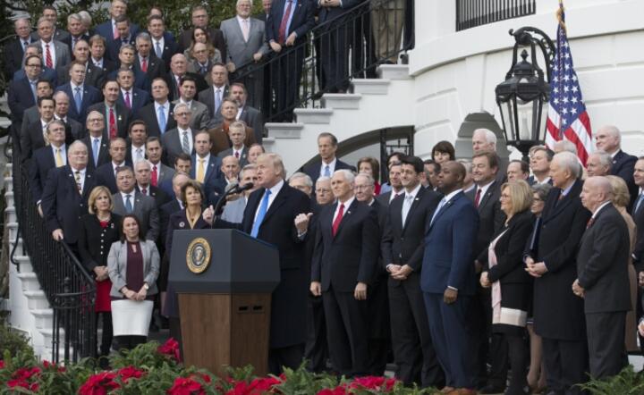 Republikańscy parlamentarzyści i prezydent Trump świętują uchwalenie reform podatkowych / autor: fot. PAP/EPA/MICHAEL REYNOLDS