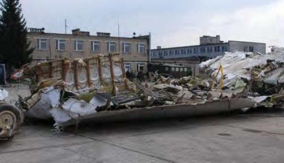 Fragment wraku TU-154M na smoleńskim lotnisku. Fot. Raport KBWLLP
