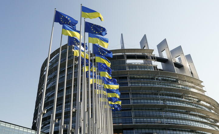 Flagi Ukrainy przed Europarlamentem / autor: PAP/EPA