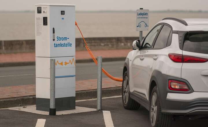 Stacja ładowania samochodów elektrycznych w Berlinie / autor: Pixabay