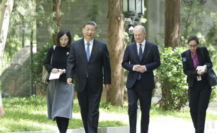 Prezydent Chin Xi Jinping (L) i kanclerz Olaf Scholz (P) w trakcie spotkania w Pekinie / autor: PAP/EPA/XINHUA / DING HAITAO