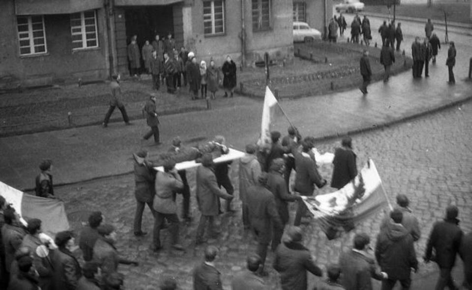 Robotnicy niosą ofiary zastrzelone przez komunistycznych oprawców. Gdynia, grudzień 1970 roku. Fot. IPN