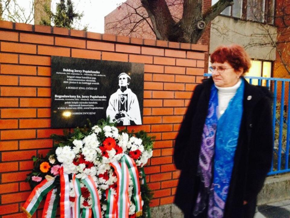Maria Wittner pod tablicą ku czci bł ks. Jerzego Popiełuszki w Budapeszcie