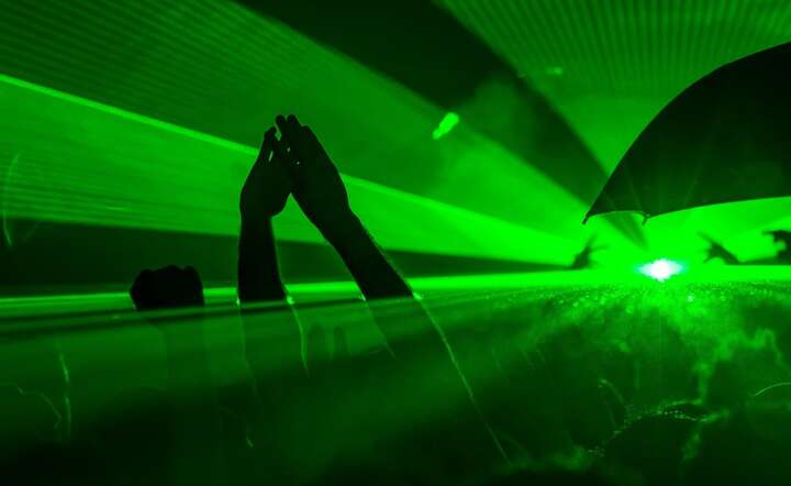 Elektroniczne dźwięki i laserowe światła mogą zwieść nasze zmysły / autor: Pixabay