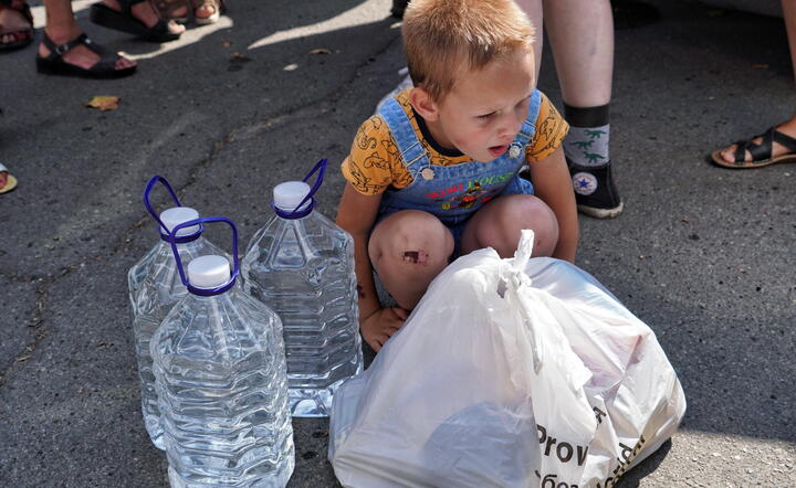 Ukraina, wolontariusze z Odessy dostarczyli wodę pitną mieszkańcom Mikołajowa, 5 bm. / autor: fotoserwis PAP