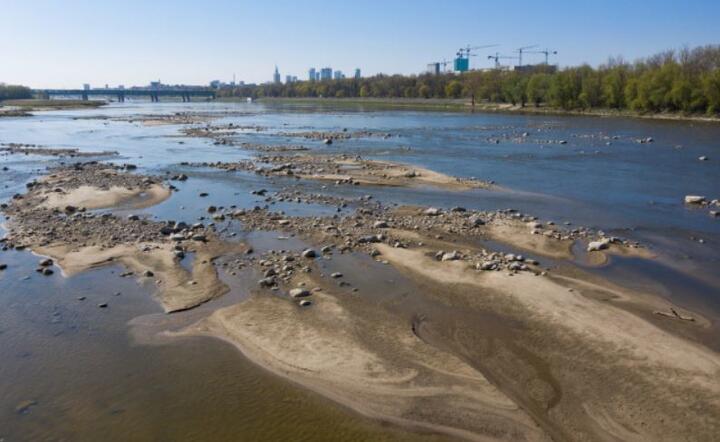  Niski poziom wody w Wiśle w pobliżu Mostu Gdańskiego w Warszawie, 20 bm / autor: PAP/Leszek Szymański