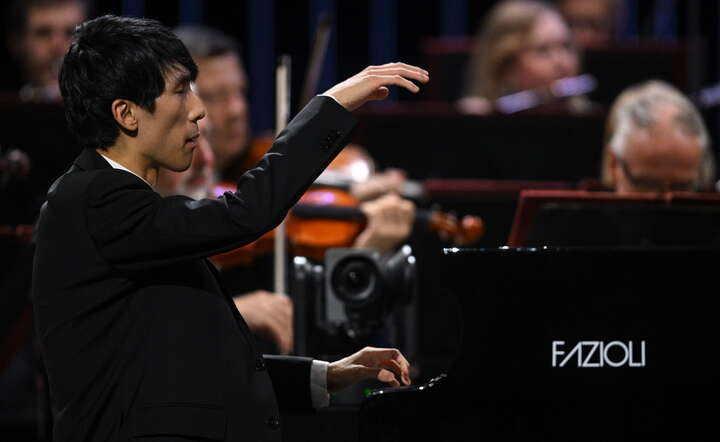 Laureat pierwszego miejsca, Eric Lu z USA podczas koncertu laureatów XIX Międzynarodowego Konkursu Pianistycznego im. Fryderyka Chopina / autor: PAP/Radek Pietruszka