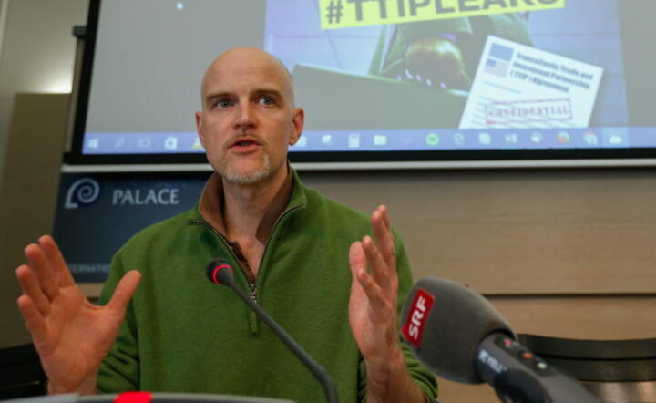 Jorgo Riss, szef europejskiego Greenpeace na konferencji w Berlinie, fot. PAP/EPA/LAURENT DUBRULE