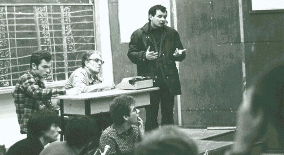 Zdjęcie z pierwszego Zjazdu NZS, który się odbył 18-19 października 1980 r. Jarosław Kaczyński przemawia do zgromadzonych na Politechnice Warszawskiej delegatów 51 organizacji uczelnianych NZS. 