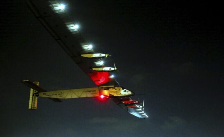 Solar Impulse na początku ostatniego etapu historycznego lotu, fot. PAP/EPA/MOSTAFA ALSHEMY (2), PAP/EPA/JEAN REVILLARD/REZO (3) 
