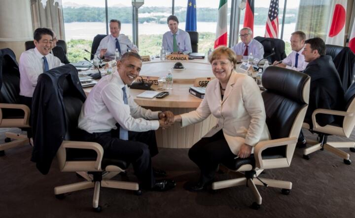 Prezydent USA Barack Obama i kanclerz Niemiec na sali obrad szczytu G7, w tle inni przywódcy, w tym przewodniczący Parlamentu Europejskiego Donald Tusk, fot. PAP/EPA/MICHAEL KAPPELER