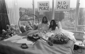 John Lennon i Yoko Ono leżą w łóżku podczas protestu na rzecz pokoju w Amsterdamie. / autor: Eric Koch / Anefo, CC0, via Wikimedia Commons