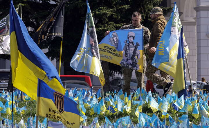 Tak żołnierze Ukrainy upamiętniają poległych towarzyszy broni / autor: PAP/EPA/SERGEY DOLZHENKO
